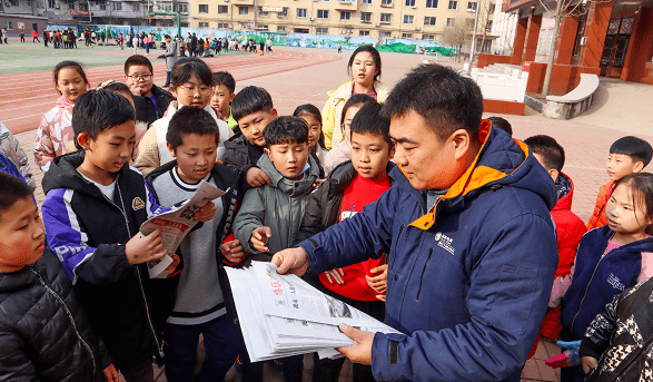 跳河救人的凤城汉子王晓丹捐出5000元正能量奖金!