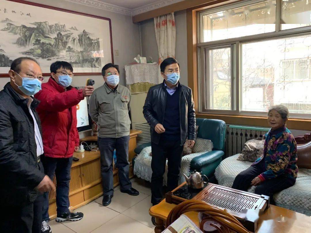 赵德建一行首先来到建工集团宿舍居民家中,每到一户,赵德建都与居民