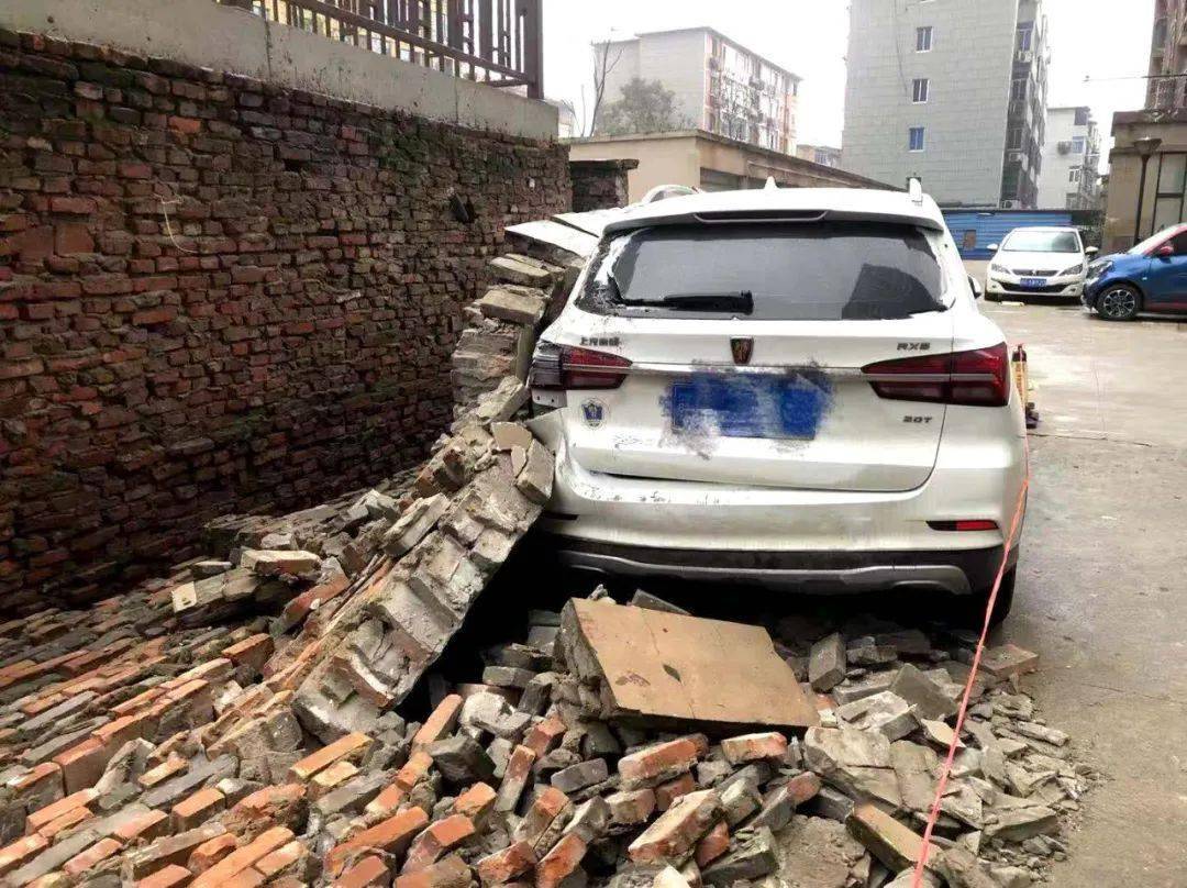 墙倒了!九江一小区围墙倒塌,2台轿车辆被砸!还有..._事件
