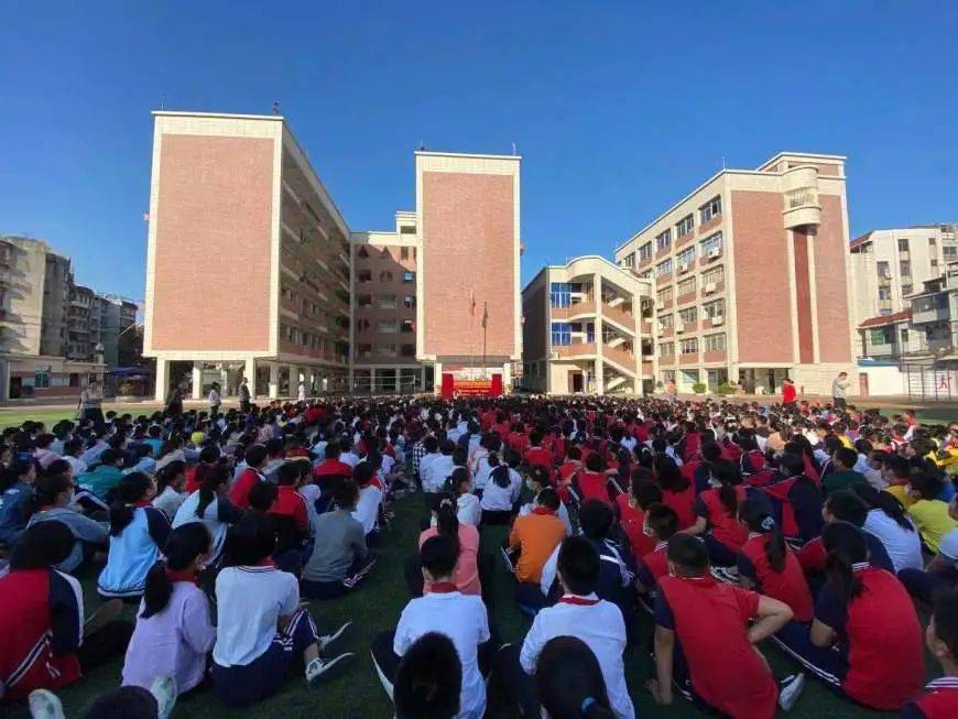 11月25日上午,漳州市布袋木偶传承保护中心走进名流学校开展非物质