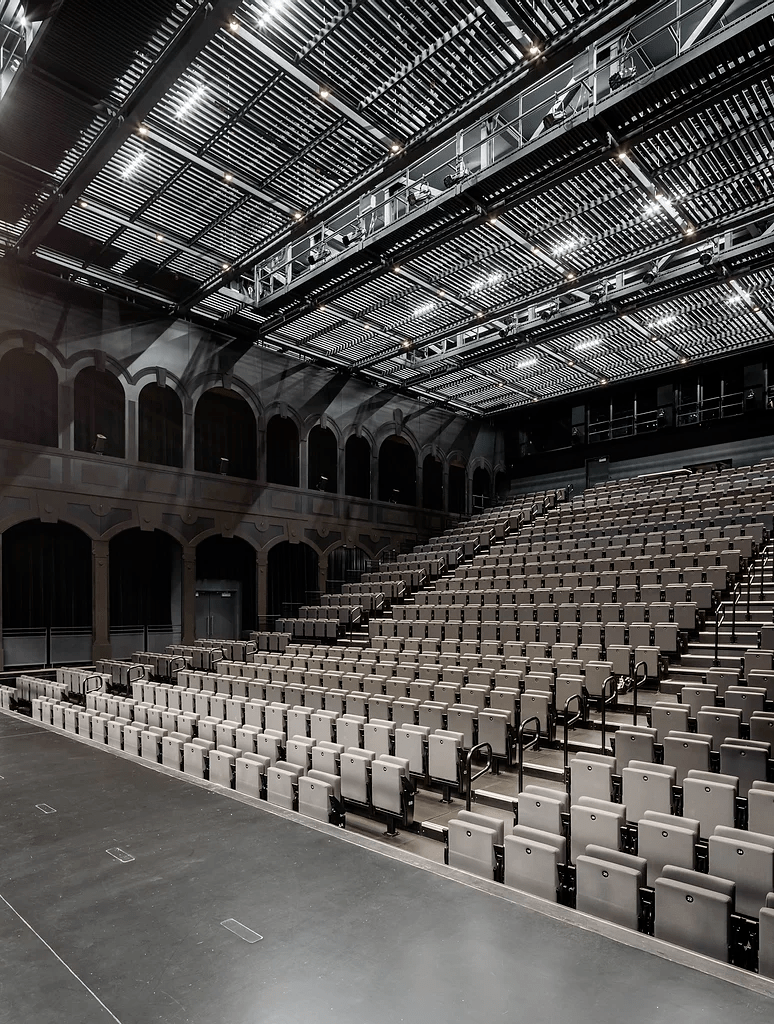 把百年建筑「拆」得只剩一面墙,加拿大这个翻新太狠了!