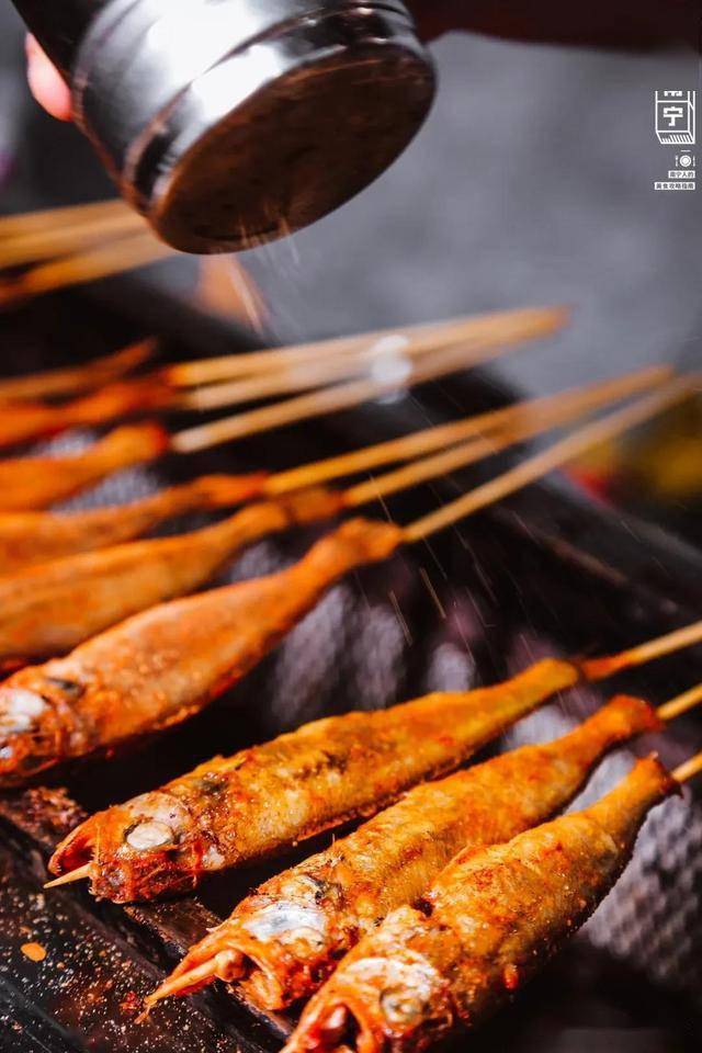 农院路专卖烤小鱼的10㎡店绕了三圈才找到辣得过瘾