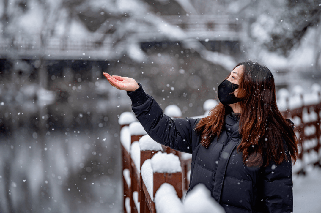 唯美手接雪花飘落图片图片