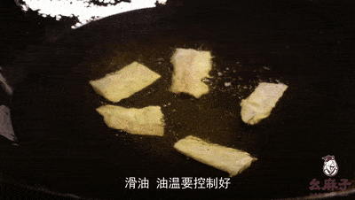 鱼片滑油, 油温要控制好,三四成油温就可以了,也
