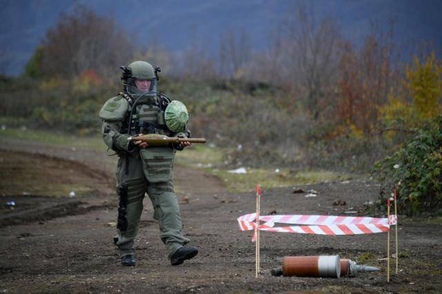 俄军排雷专家在纳卡地区.排爆犬在工作.