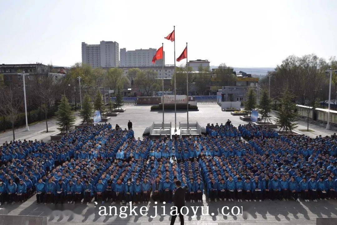 点燃激情赢在高考甘肃省平凉一中举行励志演讲会