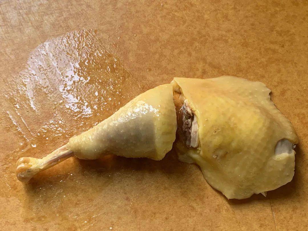 原滋原味白切鸡,色洁白带油黄,皮爽肉滑骨香,清淡鲜美,看着就让人