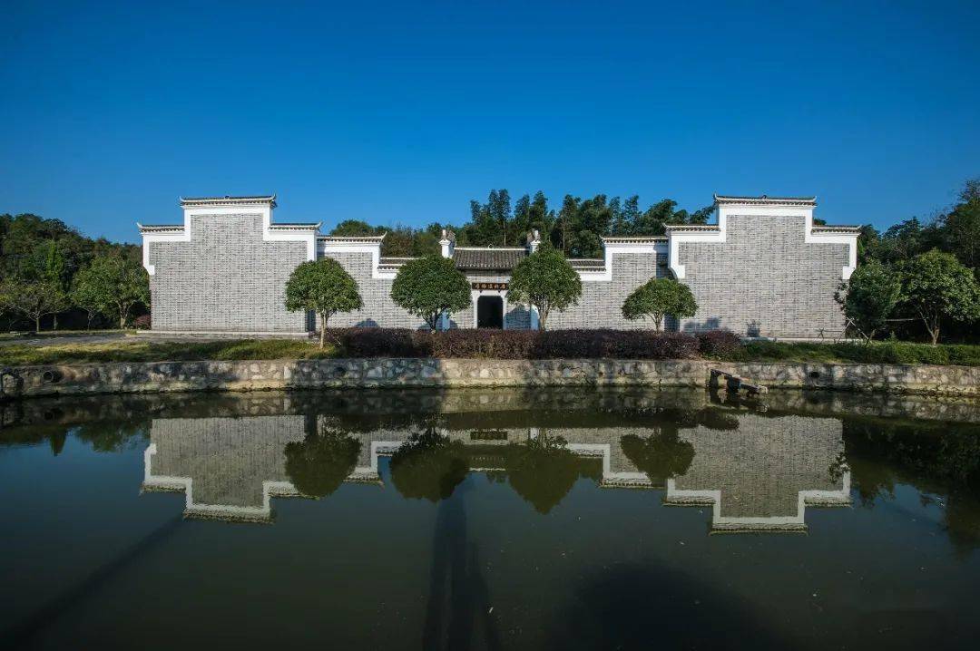 无边风景四时新第一期瞻仰红色文化传承红色基因