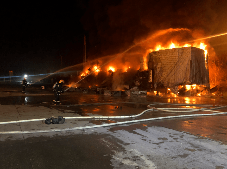 服务区加油站旁货车起火,多方合力解危机_常德
