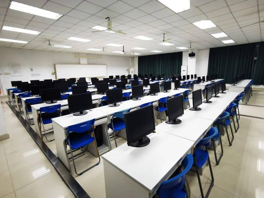 计算机学院党支部开展明德楼机房清扫公益活动