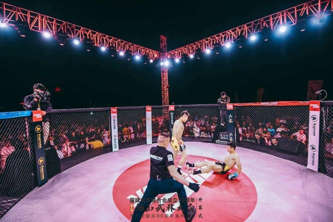 易屹 vs 李亚洲第一组现场气氛剑拔弩张,战斗一触即发!