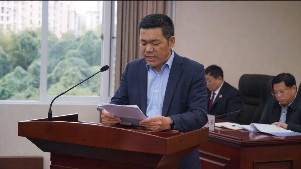 机关工作人员一一向区人大常委会报告了履职情况,覃林就是其中之一