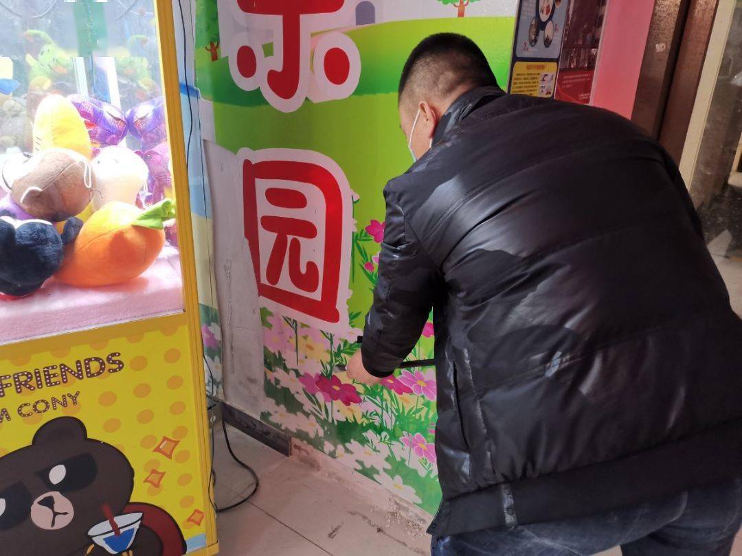 【干得漂亮】大兴一超市里的抓娃娃机着火了…他迎了上去_肖雷