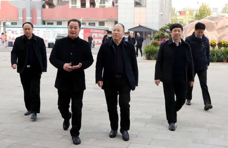 委员,市教育局党组成员,二级调研员吕登峰,舞阳县副县长宋春华等陪同