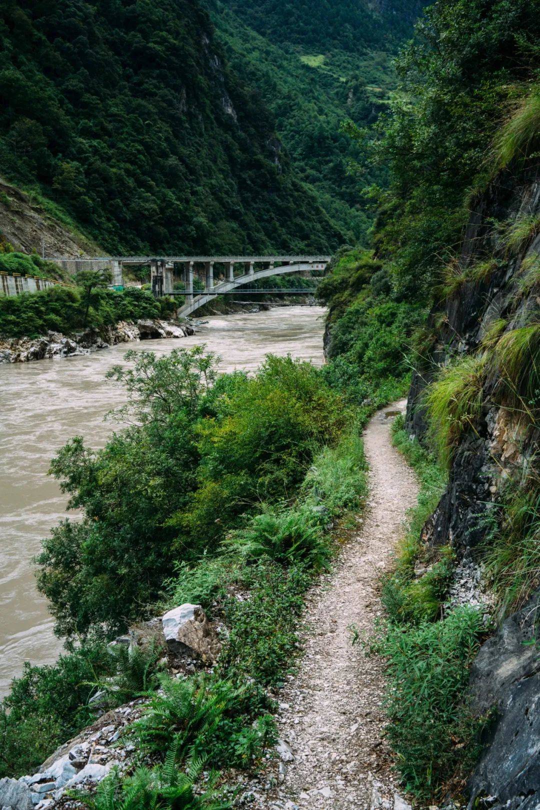 怒江旅游探秘怒江最虐步道一面悬崖一面江水