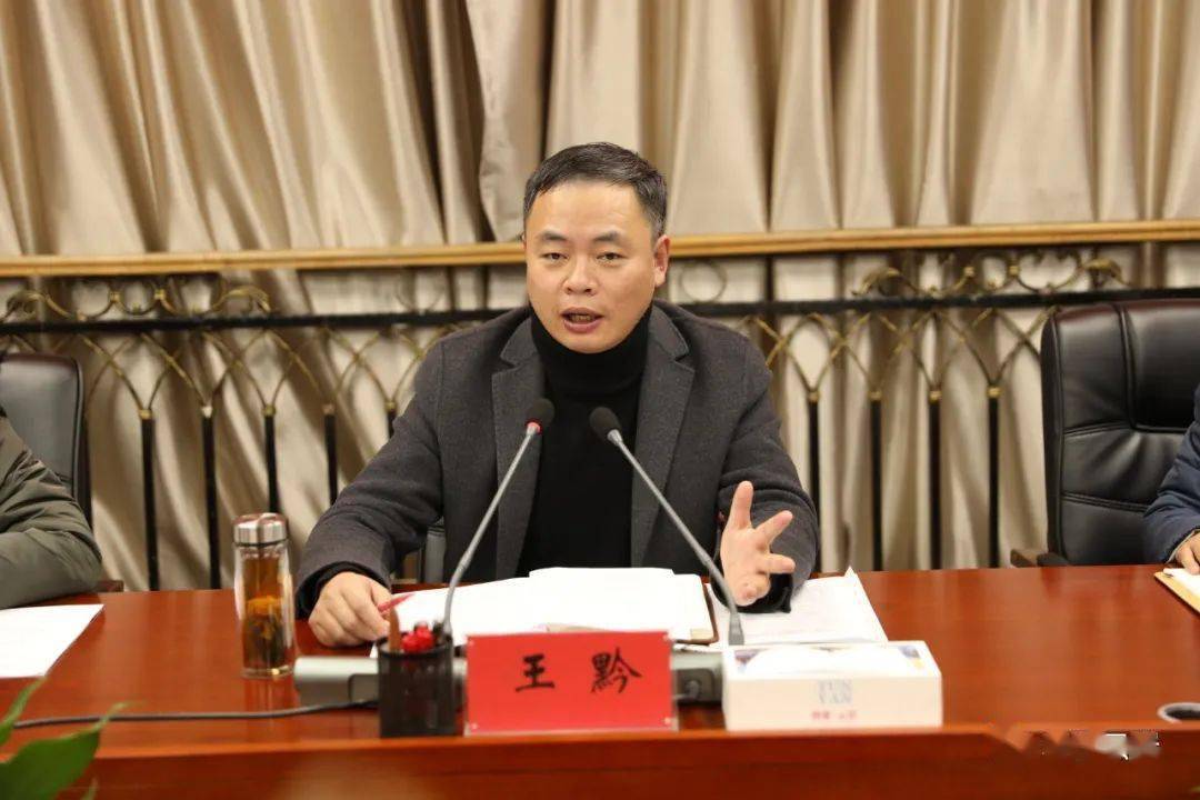 区政府副区长李发军,金地集团贵阳地产公司总经理高少和出席.