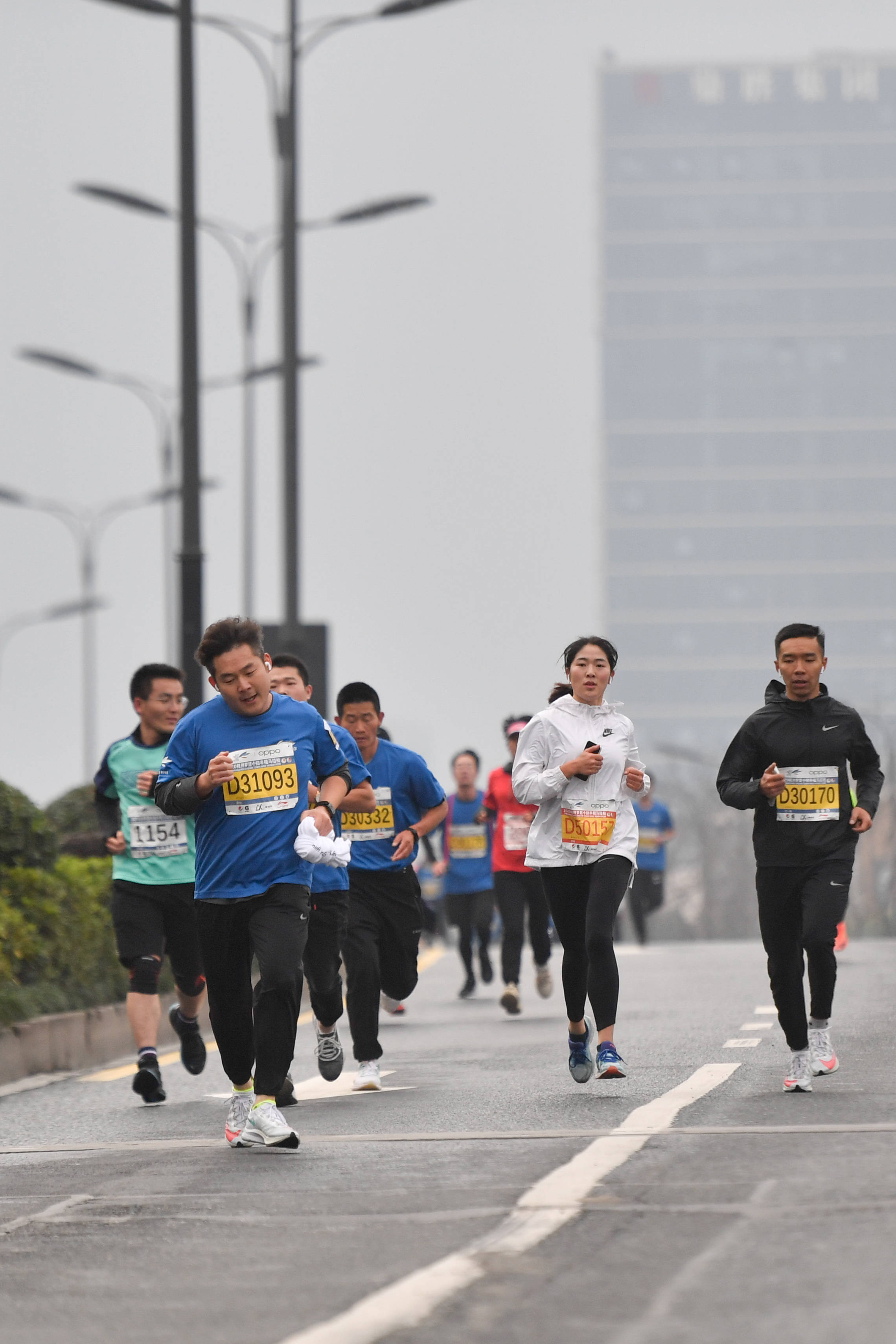 马拉松2020杭州梦想小镇半程马拉松鸣枪开跑