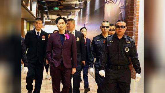 明星保镖大比拼看看谁家的保镖更震撼