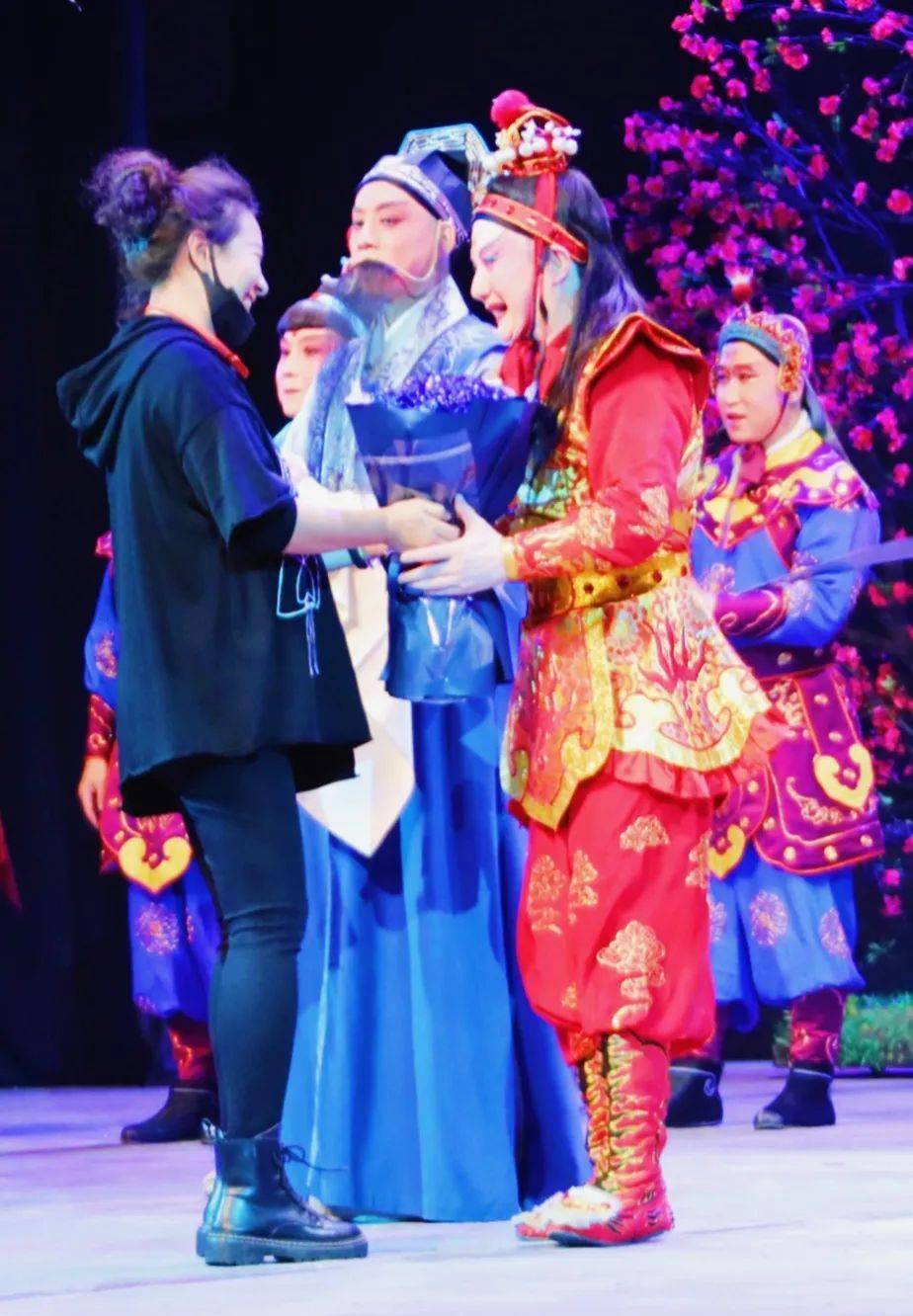 这次的深圳演出,也是翁国生主任率领浙江京剧自《飞虎将军》,《大面》