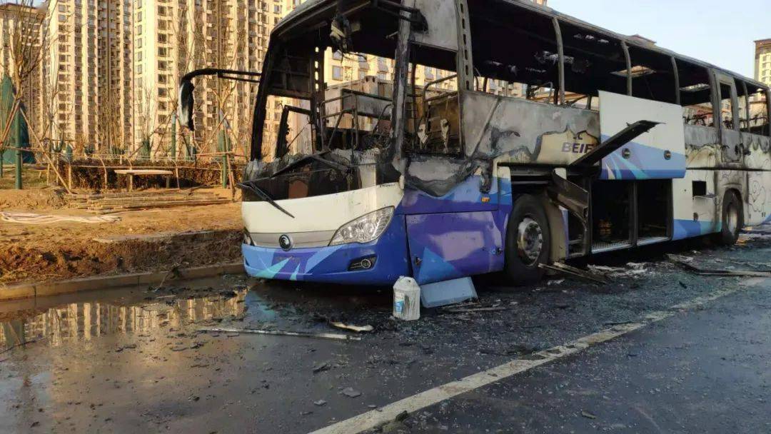 廊坊街头两起事故:私家车突突冒火,大客车差点烧成空架子