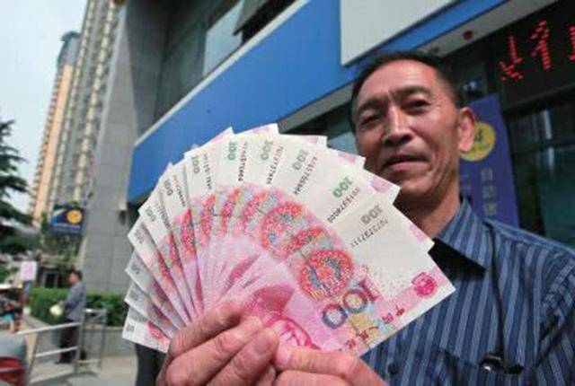 银行职员满地拉存款,自己不能攒钱存吗?