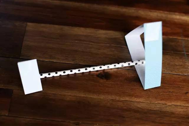 制作步骤:准备材料:吸管,卡纸,透明胶带,剪刀吸管飞行器或者粘粘贴贴