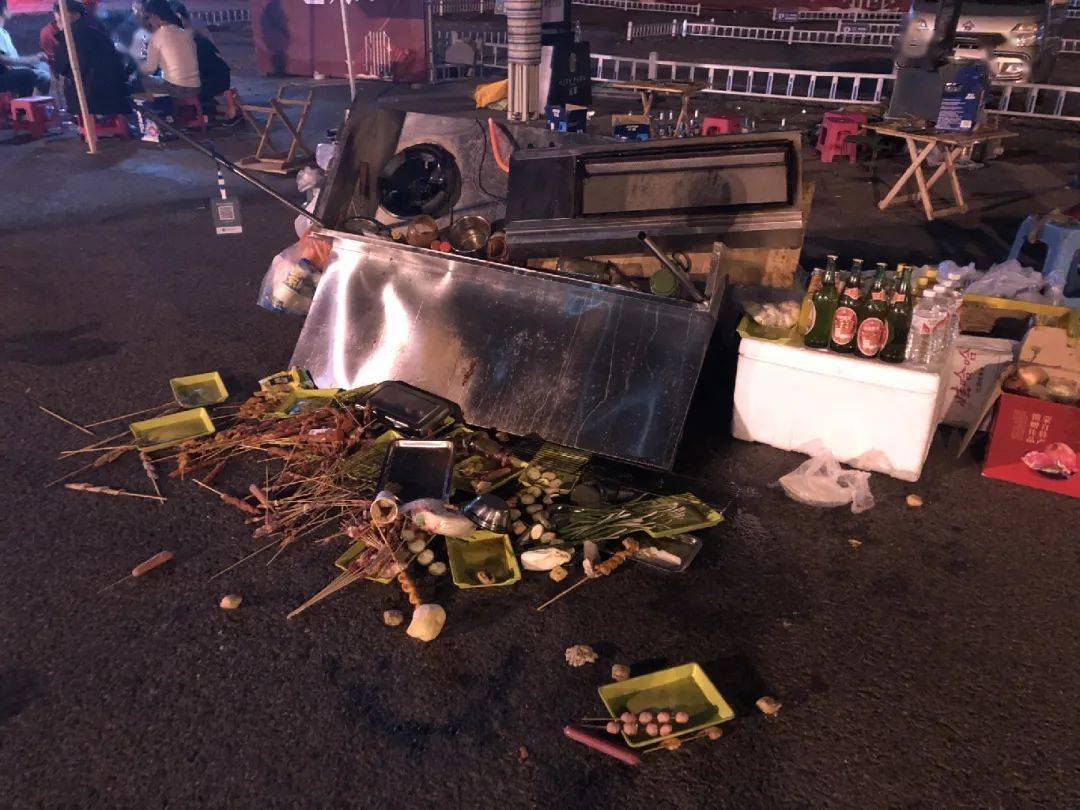 云南消费了629元嫌烧烤摊消费过高就把人家烧烤摊掀了这男子真狂