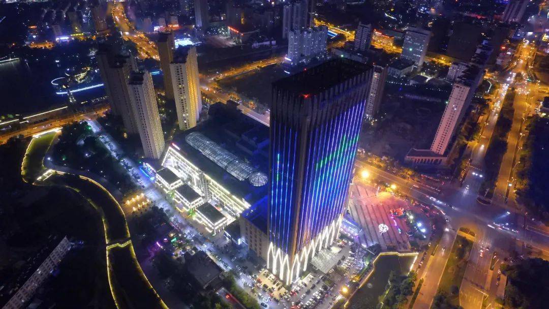 同时,将晨沐广场,交通大厦转盘路灯灯杆更换成30米高的转盘高