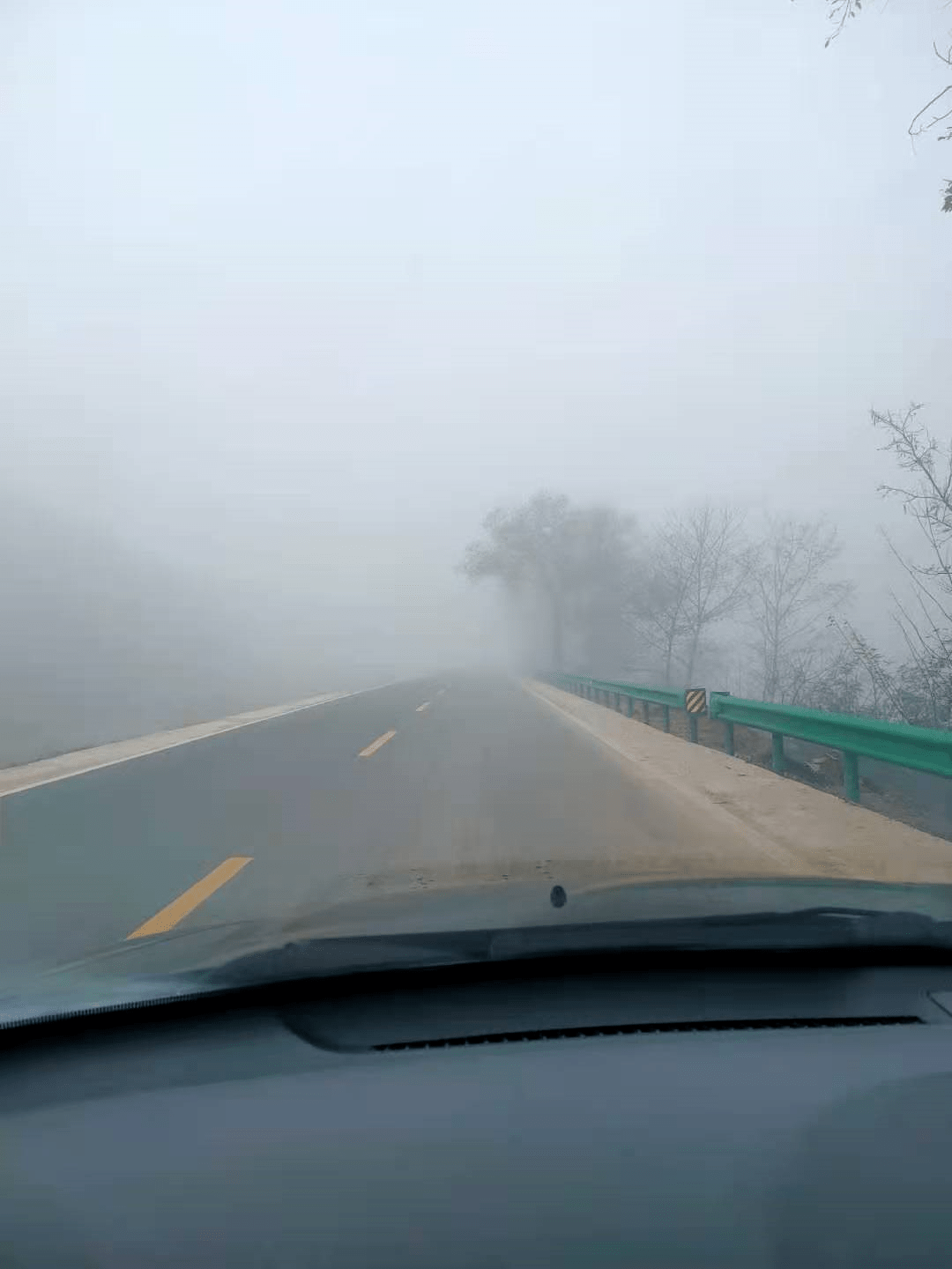 英山司机注意大雾封路高速入口已封闭