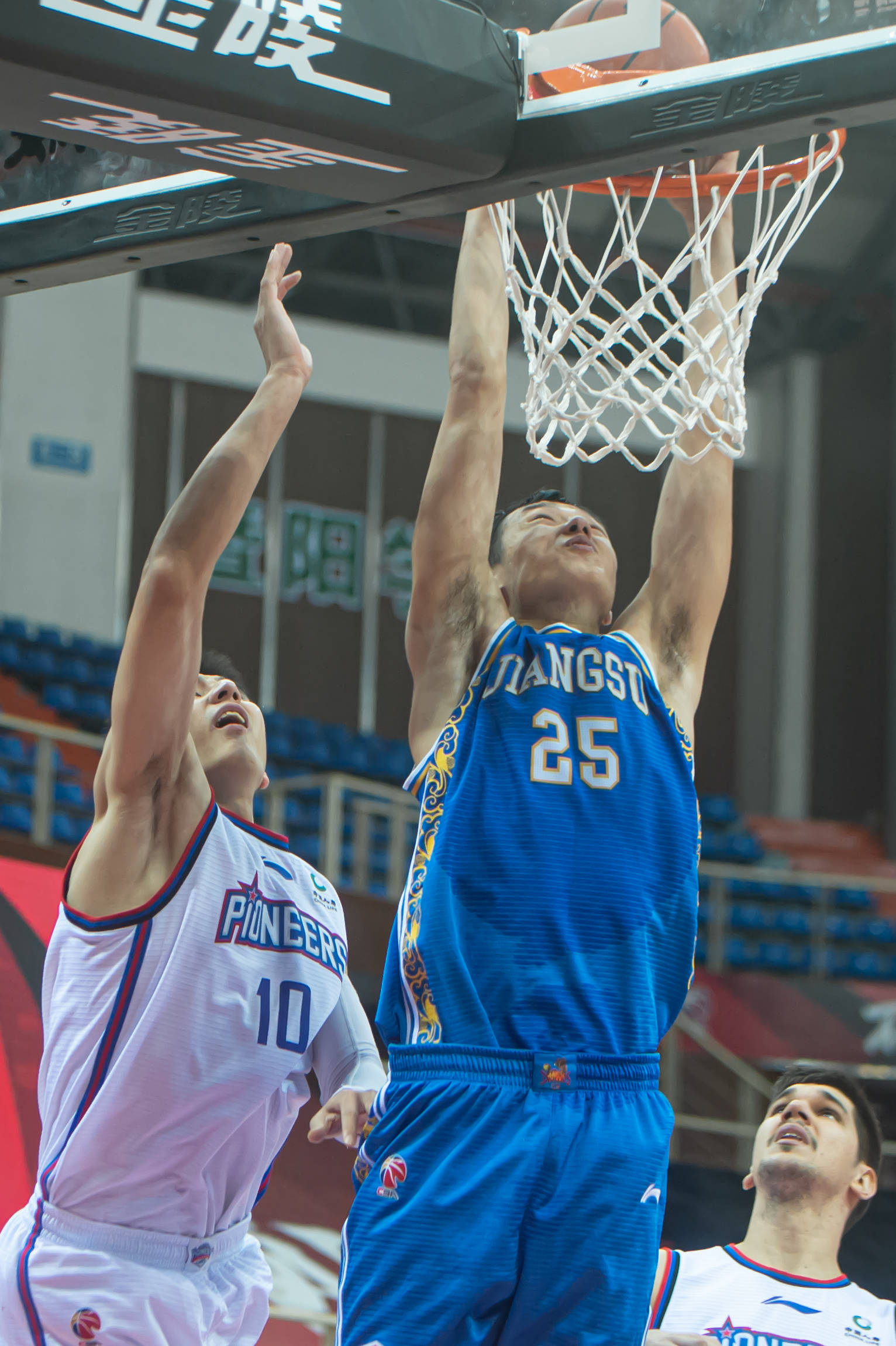 除了努力做好技战术和身体训练外,郑祺龙也会从父亲郑武过去的比赛中