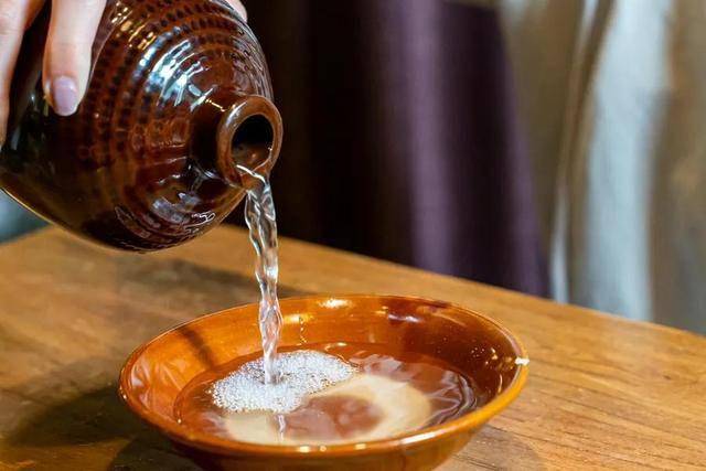 在蒸馏酒的技术发明之前,古代那些大碗喝酒的豪客,其实喝的都是度数较