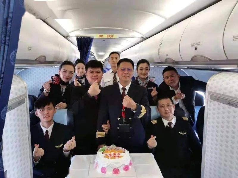 44年飞行生涯东航第一批五星机长田亓光荣退休