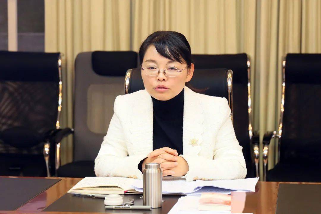 11月30日,中共峨山县委书记张燕华带队深入双江街道调研,对村级组织