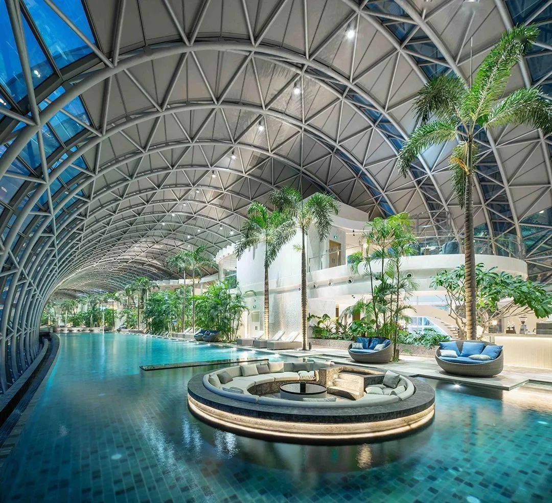 一个250米高空建筑中的森林花园重庆来福士空中连廊