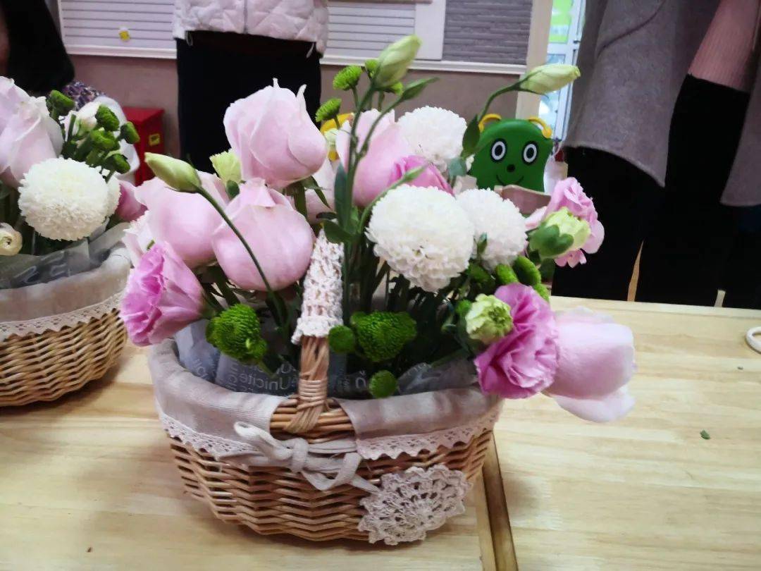 巧手插花,芳香满屋 ——新南幼儿园工会开展插花艺术培训活动