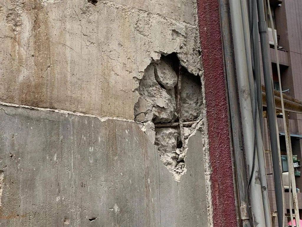 "怎么家里破了洞?" 隔壁施工过猛墙壁被打穿