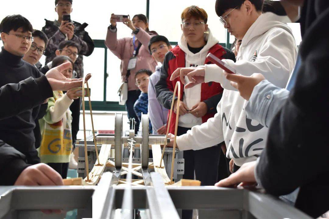 创新有妙招!看结构设计大赛上"桥梁承重"大比拼