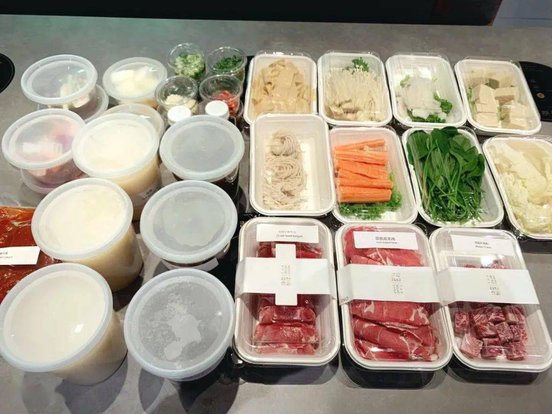 外卖包装整体采用极简的设计,不同于其他的火锅品牌,豆捞坊使用纸浆的