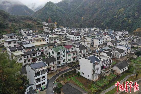 11月21日,航拍安徽省黃山市徽州區楊村鄉梅川村.