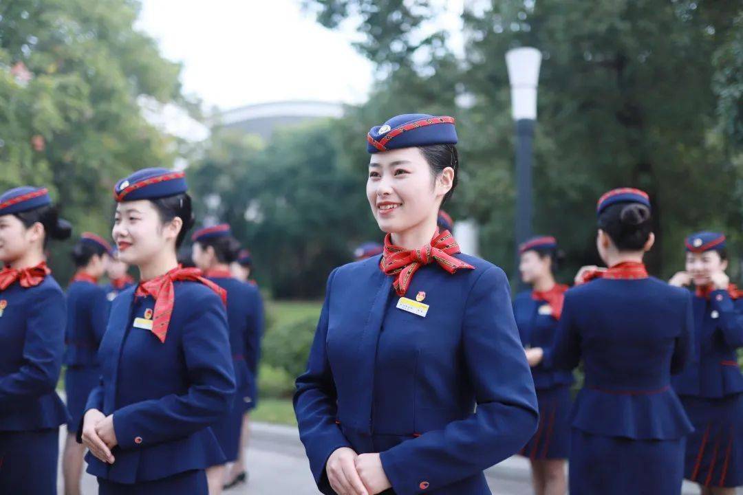 微笑时,嘴角微翘,嘴唇微启,表情真诚,自然,女性乘务人员的微笑要甜美