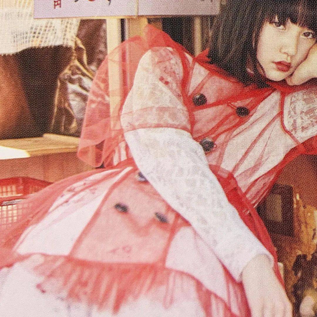 带着流血与结痂伤口的少女在餐桌上演绎了一场关于卡哇伊病态暴力美学