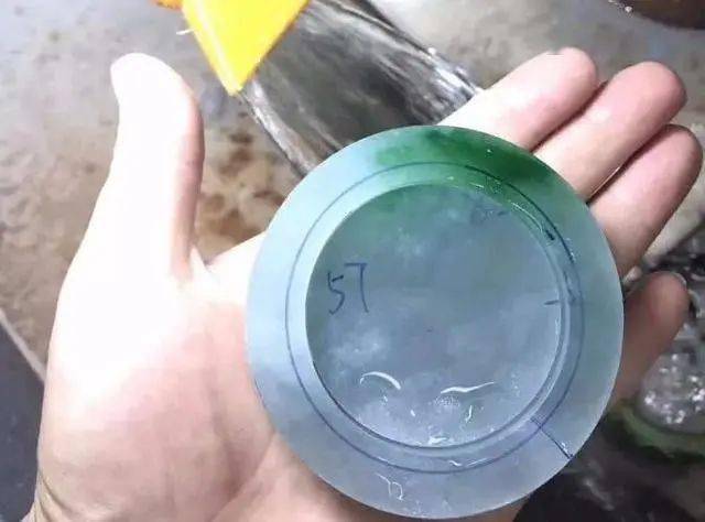 木那手镯片料因一条阳绿色带打造百万翡翠手镯