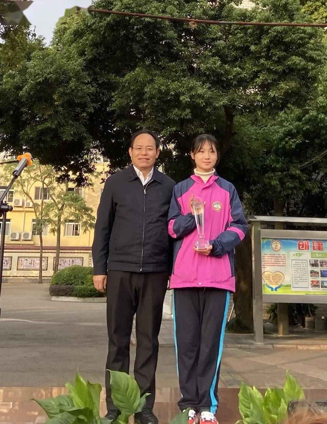 广西唯一自治区文明办为我市新时代好少年张星朵屿颁发奖杯