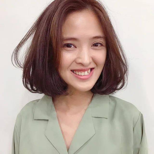 今年很流行的烫发发型,减龄显年轻_手机搜狐网