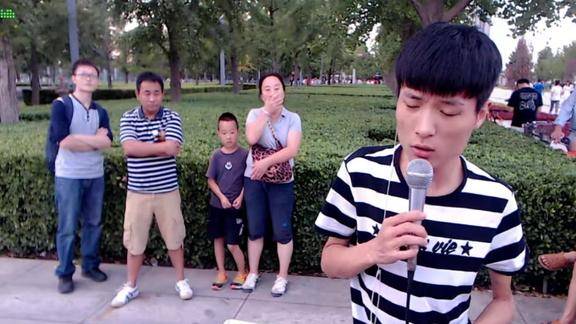 在北京街头残疾歌手王亮演唱我们不一样清澈嗓音刚强有力