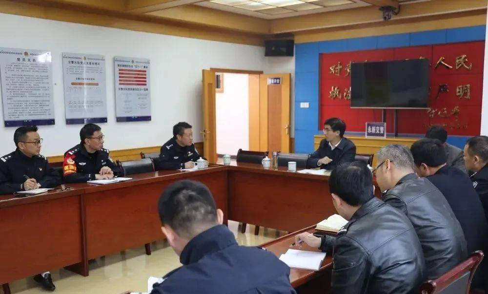 古秋云听取了县交警大队主要负责人关于县交警大队的组织架构,人员