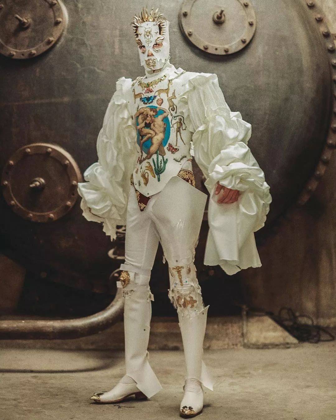 22岁变性维权人士被凌辱奸杀并烧死他用凄惨而华美的巴洛克服饰向lgbt