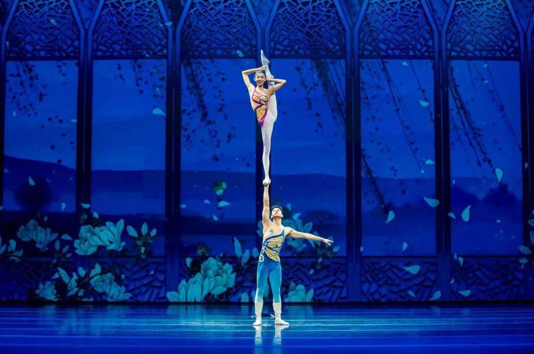 中国杂技剧天鹅湖不仅仅是经典的肩上芭蕾