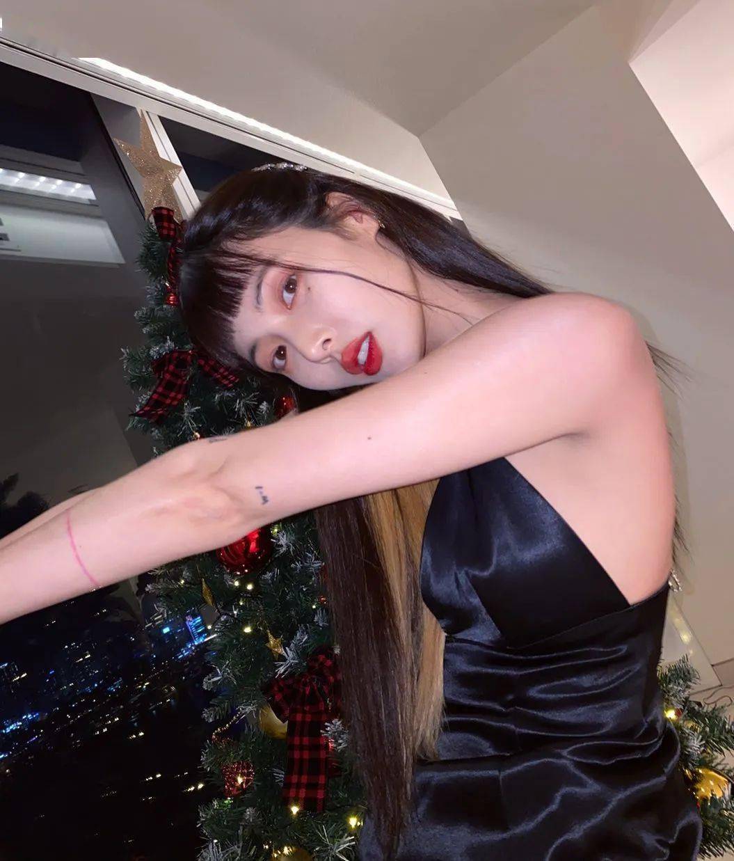 泫雅ins更新:这里有一瓶马儿送你的肥宅快乐水!_hyuna