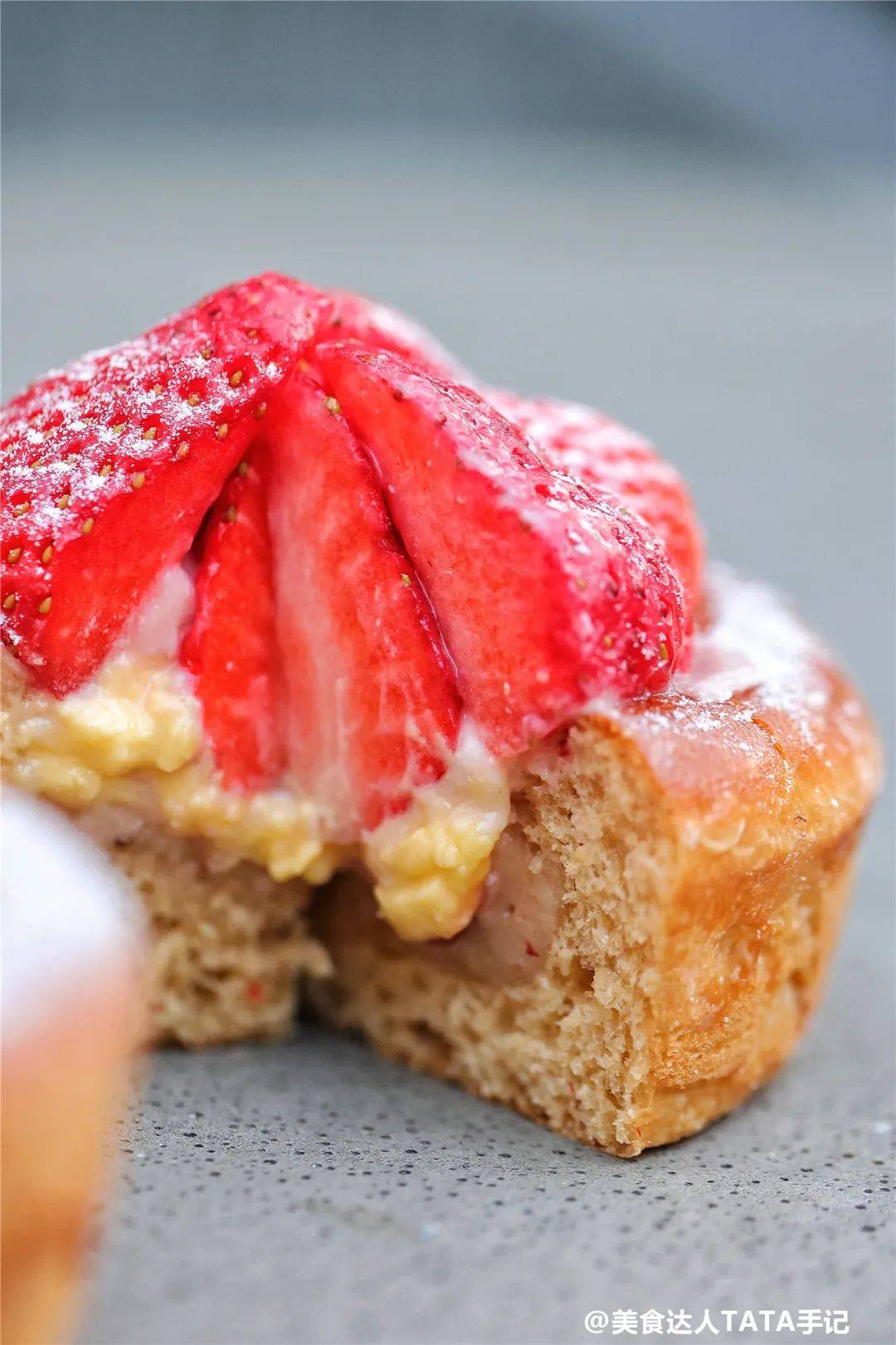 喜茶圣诞季|雪山莓莓桂花冻来啦,你喝了"莓"?_草莓